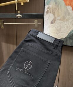 阿玛尼黑色洗水牛仔裤不