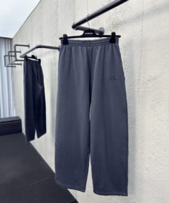 Balenciaga刺绣字母卫裤工艺
