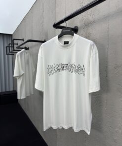 Balenciaga梵文涂鸦字母印花短