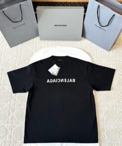 Balenciaga反字母印花短袖