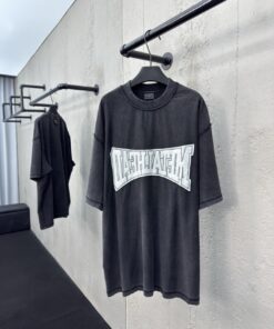 Balenciaga贴布字母做旧短袖