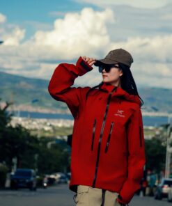 波尔多红上身 笑容都是甜的  模