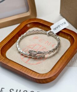 宝格丽的双圈蛇形首尾带钻手镯