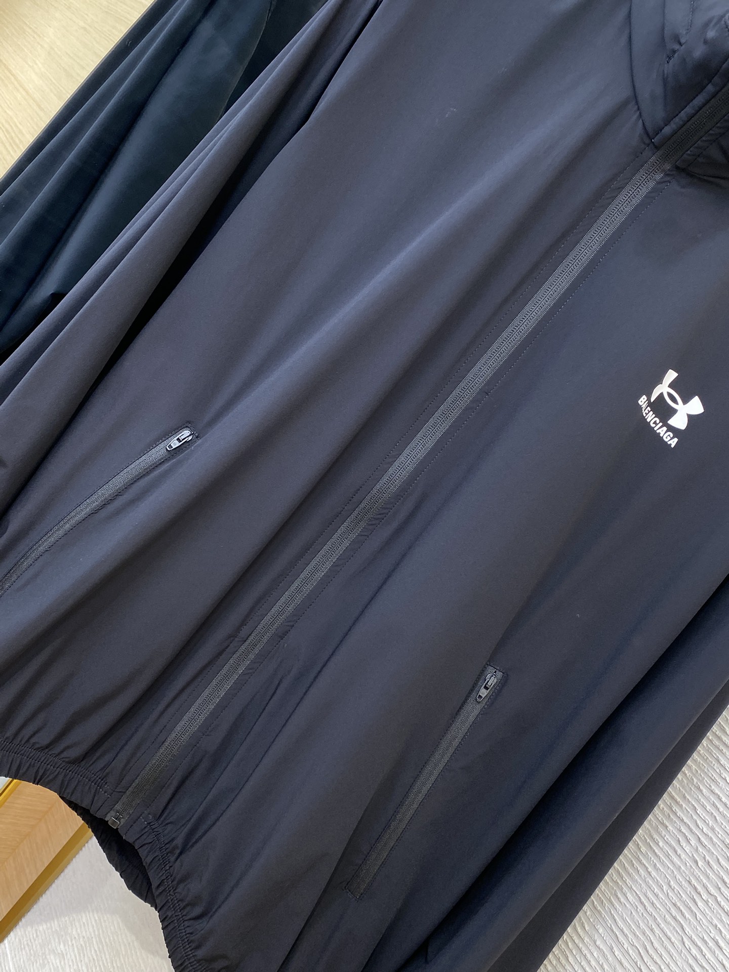 BLCG巴黎世家安德玛联名尼龙夹克 - 图片 9