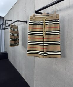 BURBERRY 条纹羊毛短裤工艺说