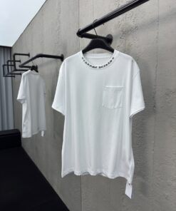 ChromeHearts口袋领口梵文印花