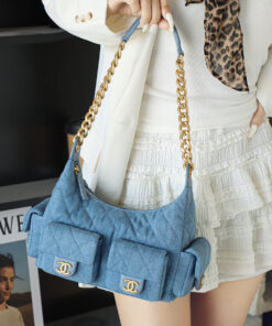 單肩上身隨意鬆弛，牛仔材質給人