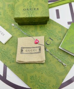 Gucci 爱心珐琅红色手链 细节实