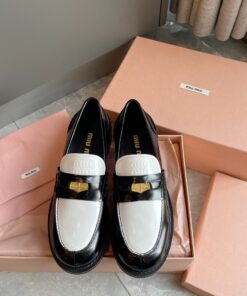 miu的最新乐福鞋，存在一种复古