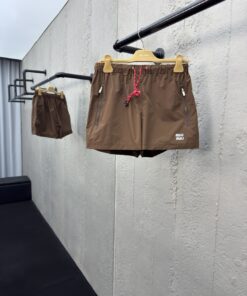 MIUMIU 徽标尼龙短裤工艺说明