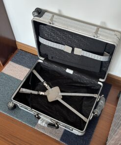 内里细节，内衬都带有品牌Logo暗