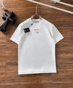 普拉达2025春夏新款男女同款短