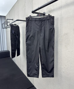 PRADA再生尼龙三角标长裤工艺