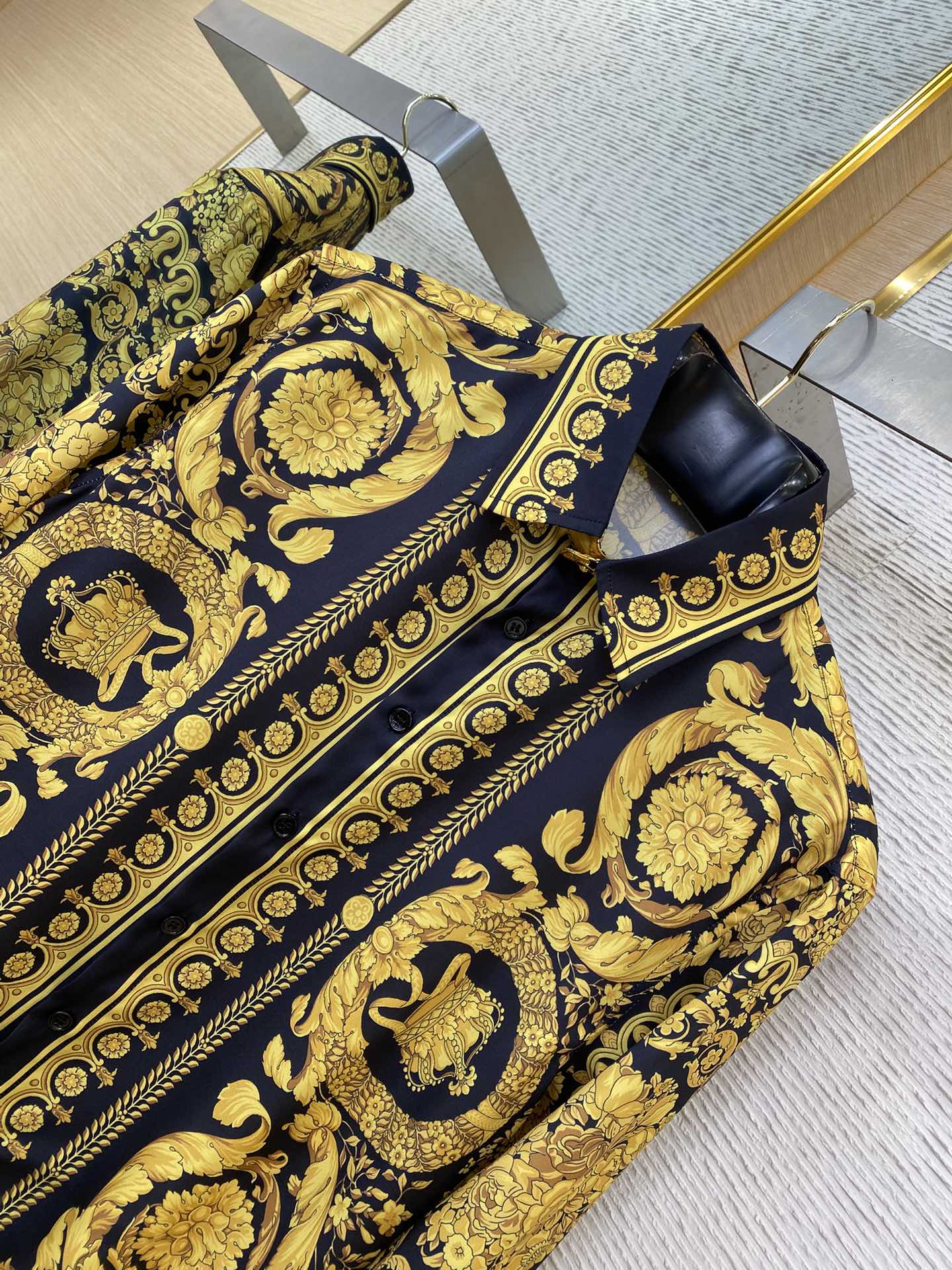 VERSACE范思哲满印真丝衬衫_6929 - 图片 7